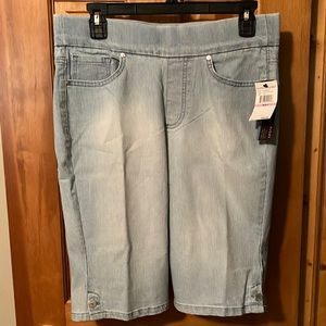 Gloria Vanderbilt Mid-Rise Pull On Bermuda